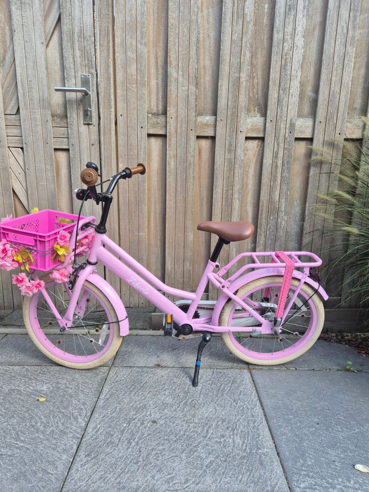 Roze Liberty meisjesfiets met verlichting en mandje, Fietsen en Brommers, Ophalen, Terugtraprem, Liberty, 16 tot 20 inch
