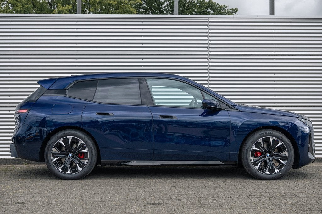 BMW iX xDrive45 M Sport / Trekhaak / M Multifunctionele Stoe, Auto's, BMW, Automaat, Sound system, Zwart, Blauw