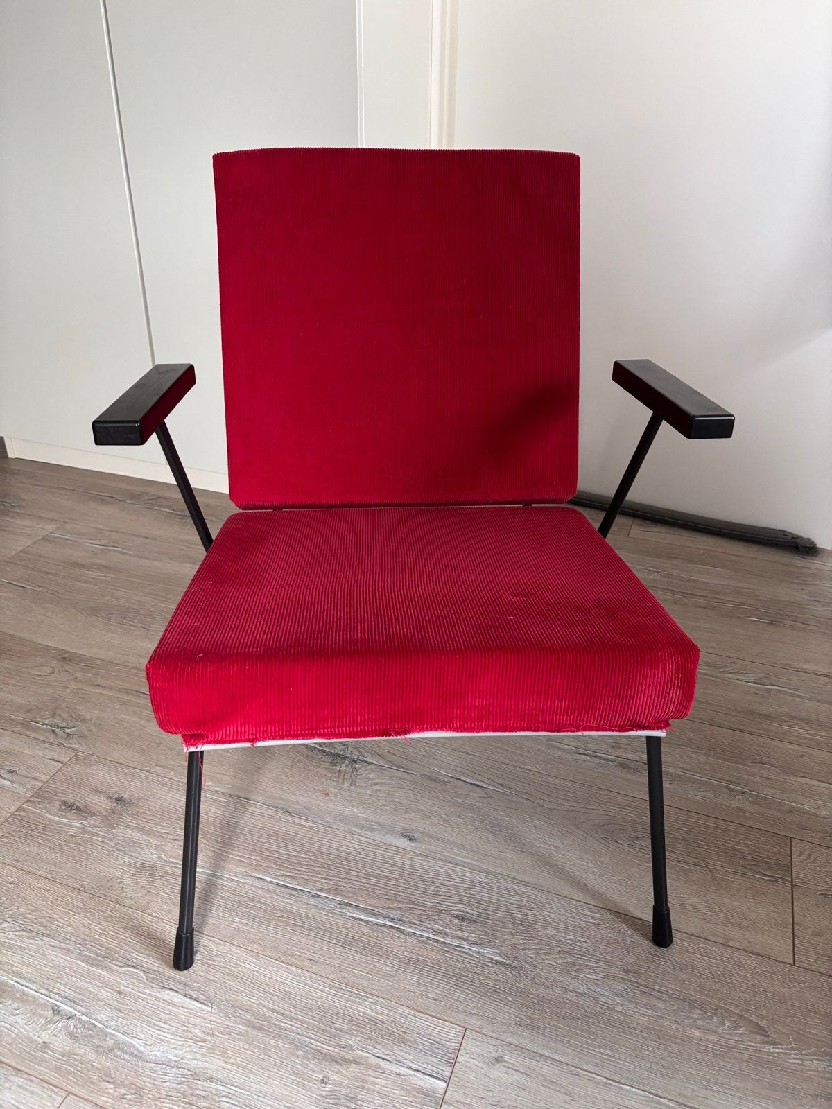 Gispen 1407 fauteuil, rode ribstof, Ophalen