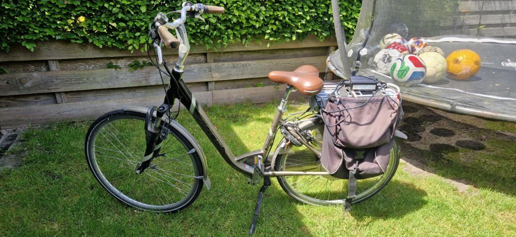 Trek fiets met fietstassen en oplader, Gebruikt, 47 tot 51 cm, 50 km per accu of meer, Ophalen