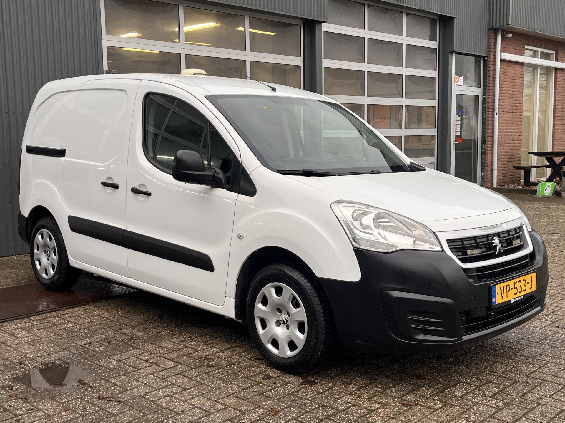 Peugeot Partner 1.6hdi 100pk Euro 6 Bpm vrij 3 persoons Airc, Voorwielaandrijving, Gebruikt, 4 cilinders, Origineel Nederlands