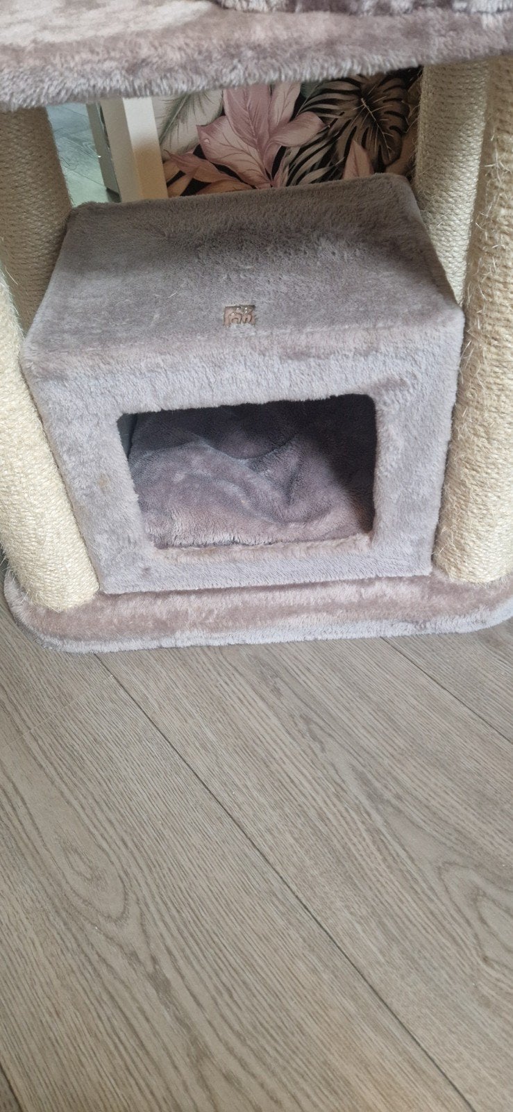 Petrebels villa  krabpaal kleur taupe, Ophalen, Zo goed als nieuw