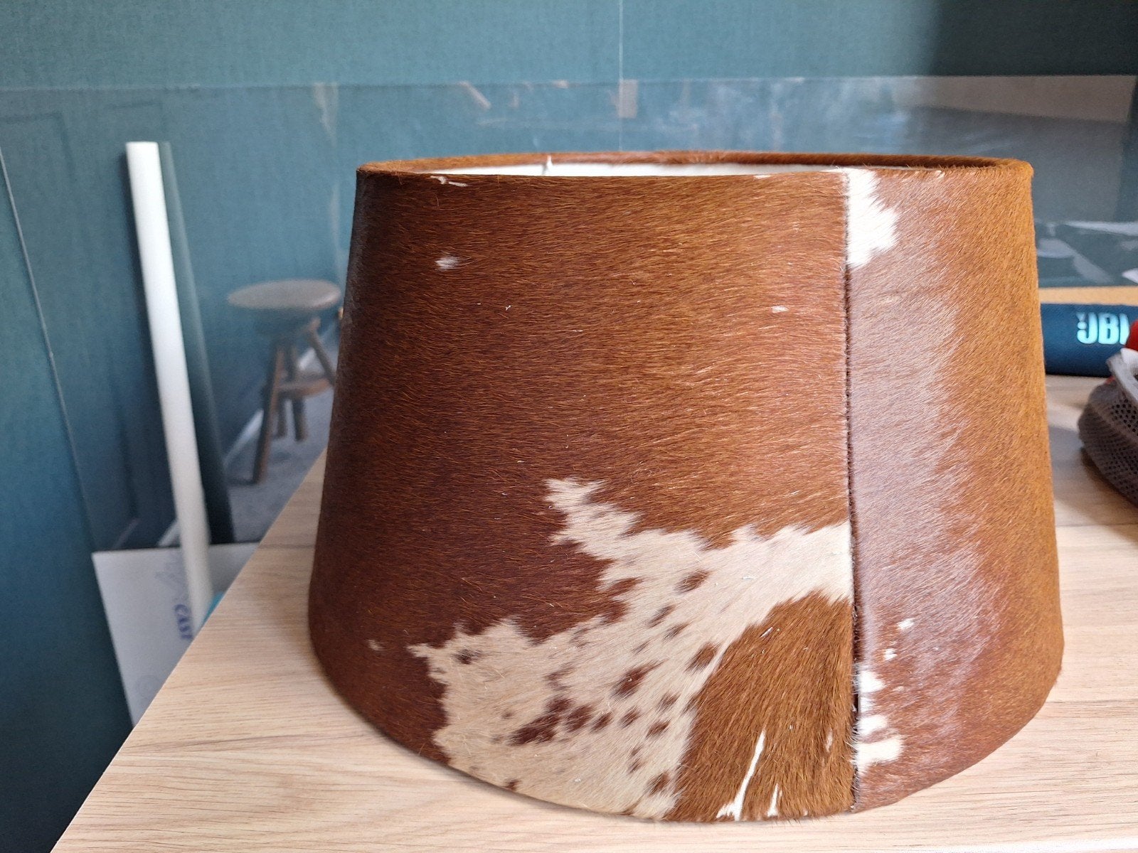 Riviera Maison lampenkap koeienhuid 30/40 cm, Bruin, Rond, Ophalen of Verzenden, Zo goed als nieuw