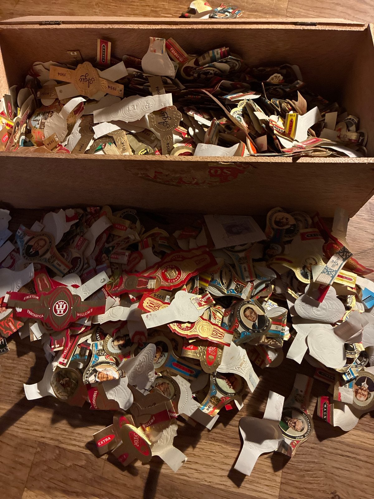 Grote collectie sigarenbandjes in houten kist, Ophalen of Verzenden, Gebruikt