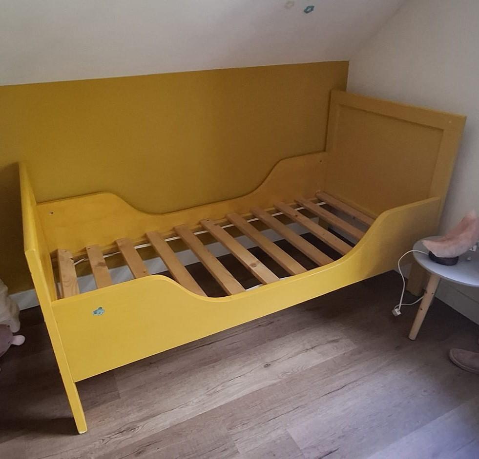 Geel kinderbed met lattenbodem, Ophalen, Gebruikt, 90 cm, 200 cm