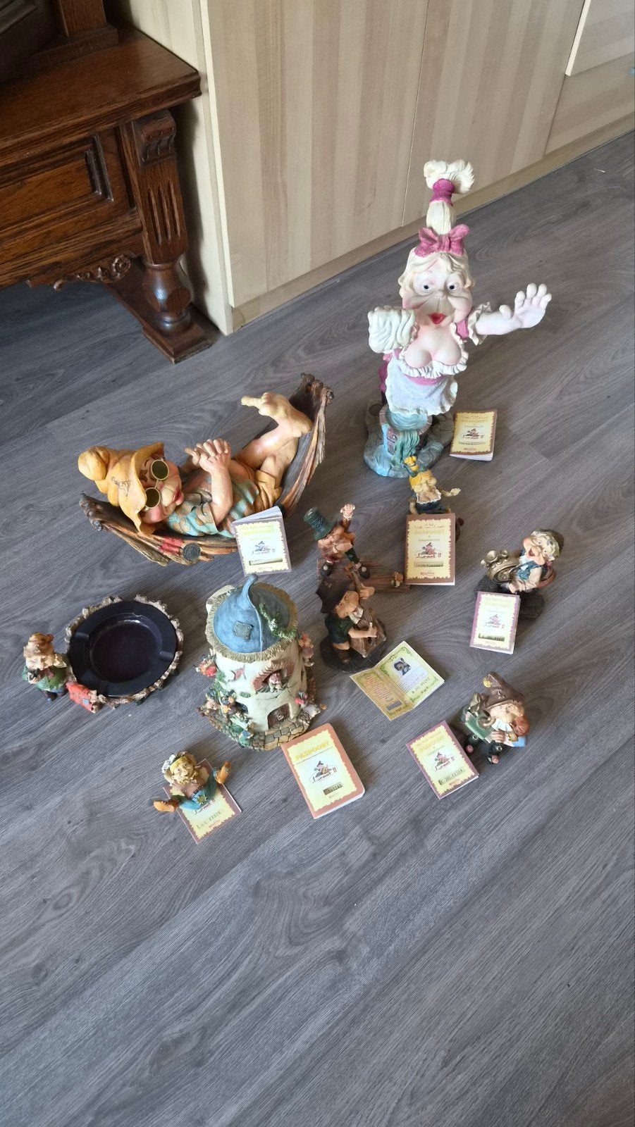 Grote collectie Laaf beelden met paspoorten, Ophalen, Gebruikt, Laaf