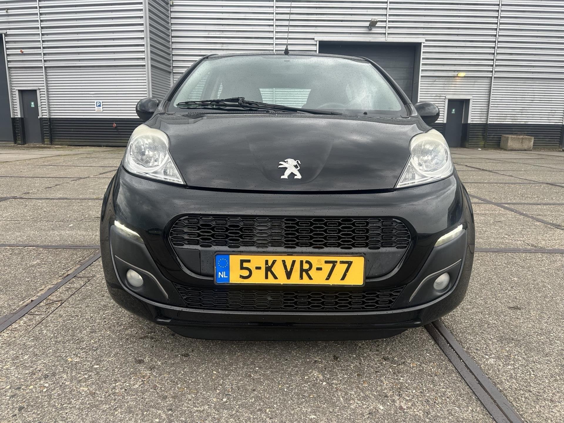 Peugeot 107 1.0 12V 5DR, Voorwielaandrijving, Stof, Gebruikt, Zwart