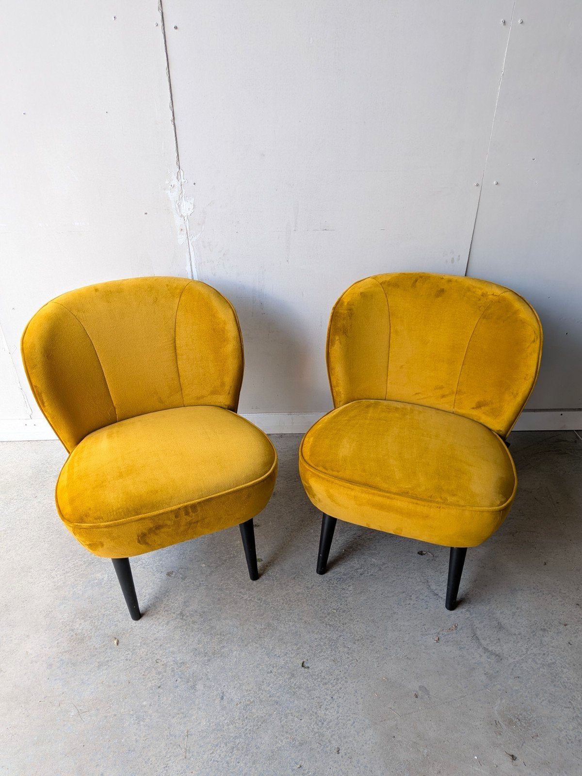 Twee stijlvolle Woood Sara fauteuils in okergeel velvet, Huis en Inrichting, Fauteuils, Minder dan 50 cm, Minder dan 75 cm, Modern, Elegant, Cocktail
