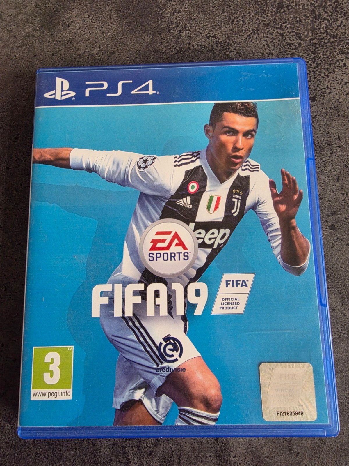 FIFA 19 PS4 - Voetbalgame met Ronaldo op cover, Ophalen, Zo goed als nieuw, Eén computer, Sport