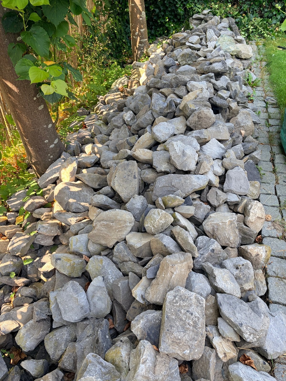 GRATIS - Grote partij natuurstenen rotsen/keien (+/- 40 m2), Tuin en Terras, Grind, Keien en Split, Ophalen, Gebruikt, Grijs, Kei