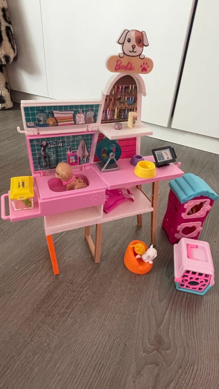Barbie trimsalon /winkel Speelset met Puppy's en Accessoires, Ophalen, Gebruikt, Meisje