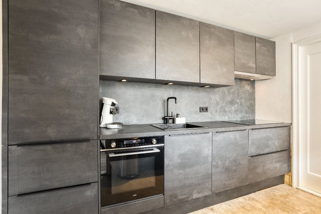 MODERNE GRIJZE BETONLOOK KEUKEN UIT 2023 GEDEMONTEERD