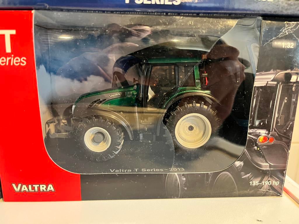 Valtra T163 Groen UH 1/32, Ophalen of Verzenden, Zo goed als nieuw, Tractor of Landbouw, Universal Hobbies