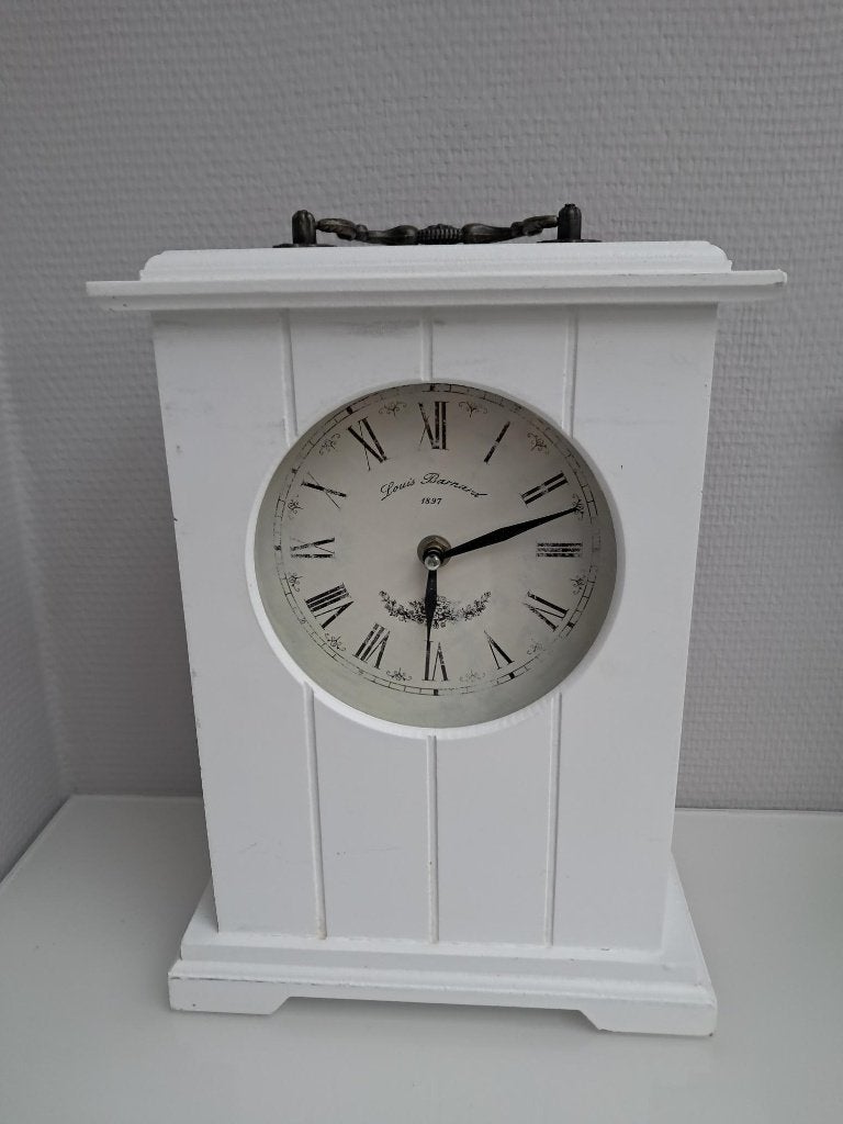 klok Wit hout Louis Barnard Br 23 / H 30 cm, Wit, Stil uurwerk, Analoog, Ophalen of Verzenden