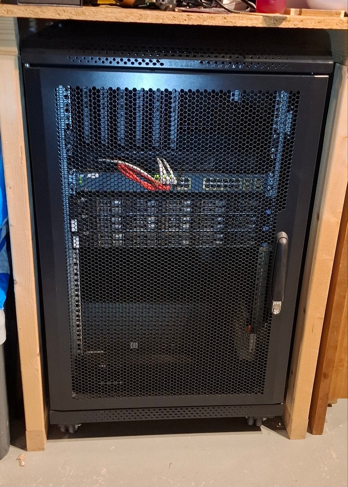 Server rack / patch kast, Computers en Software, Ophalen, Gebruikt, Geperforeerd, Plaatstaal