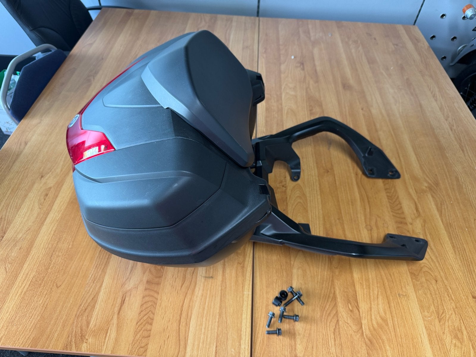 Yamaha topkoffer met bevestigingsbeugel,origineel yamaha, Ophalen, Gebruikt