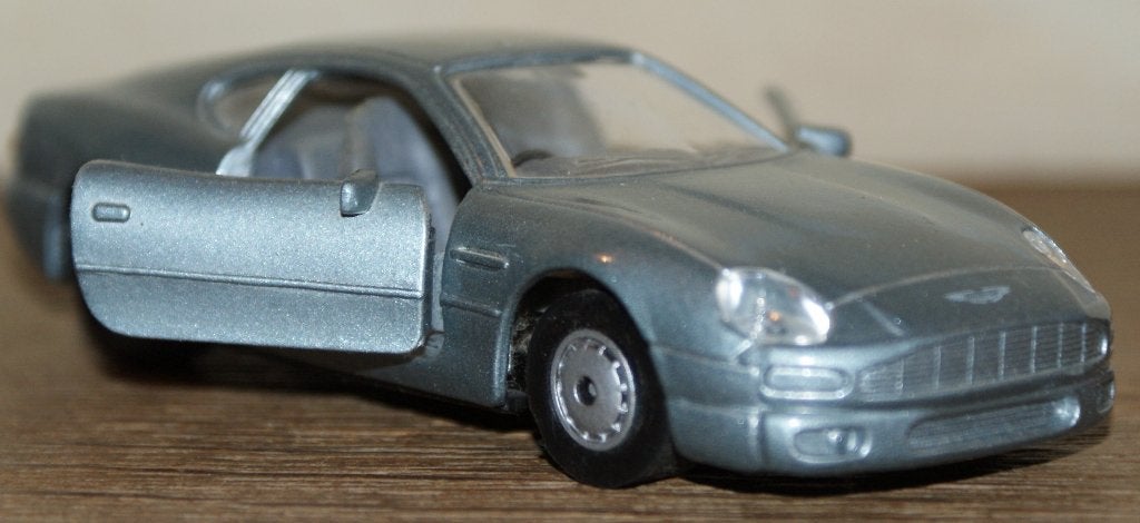 MAISTO (SHELL-collectie) - Aston Martin DB7 lichtblauw 1:40, Hobby en Vrije tijd, Modelauto's | Overige schalen, Ophalen of Verzenden