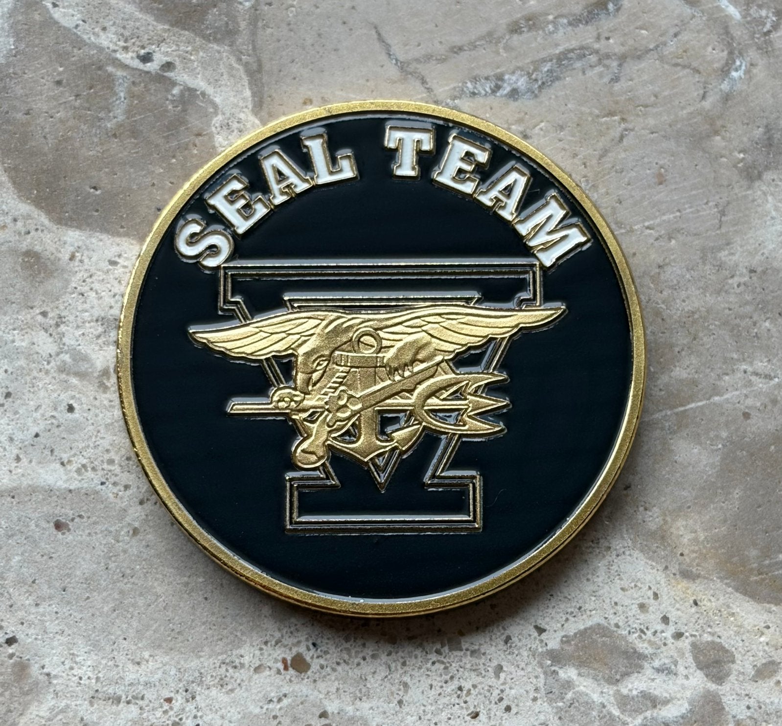 US Navy Seal team 5 coin, Ophalen of Verzenden, Marine, Amerika, Embleem of Badge