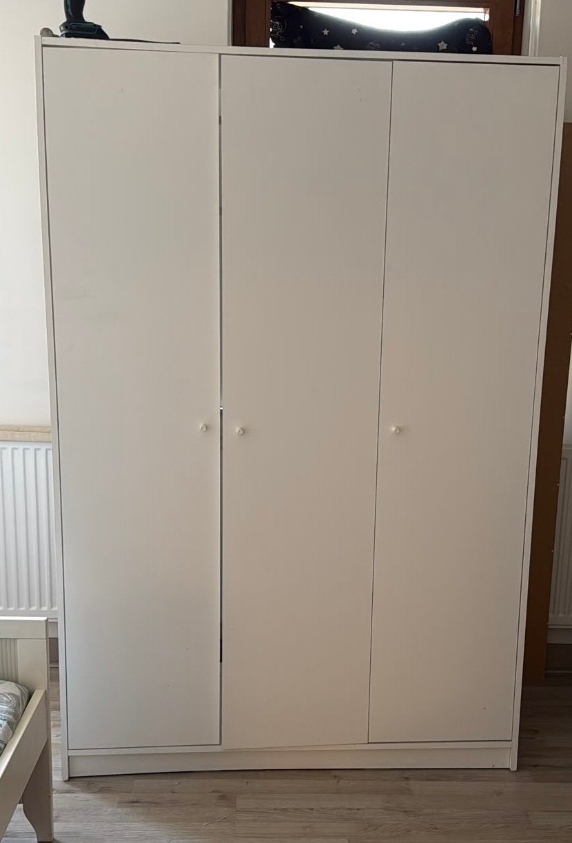 Moet zo snel mogelijk weg!Witte kledingkast met 3 deuren, Ophalen, Gebruikt, 100 tot 150 cm, 150 tot 200 cm