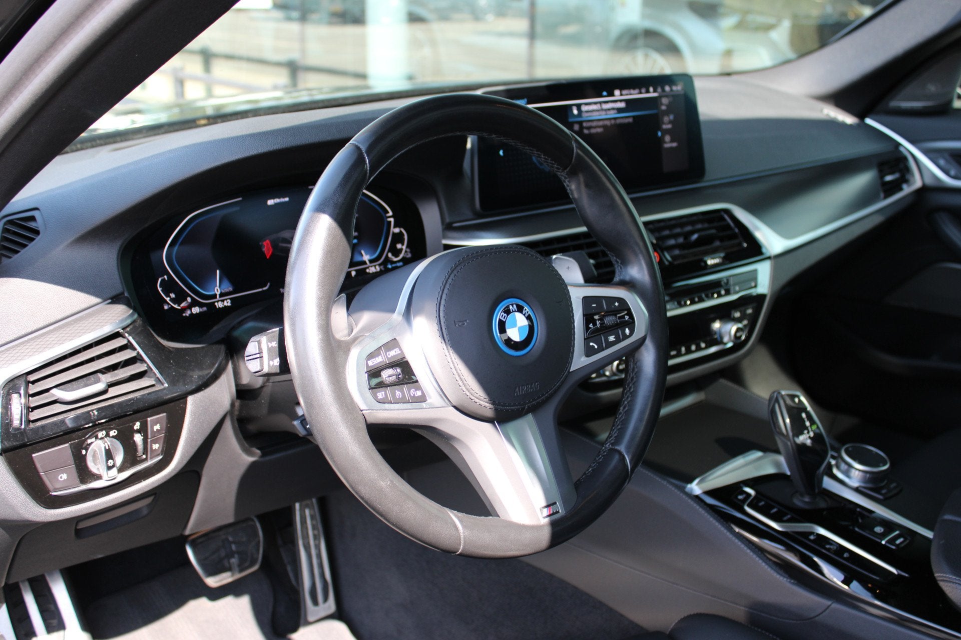 BMW 5 Serie 530e xDrive Automaat / Schuif-kanteldak / Comfor, 1998 cc, Achterwielaandrijving, Gebruikt, Zwart