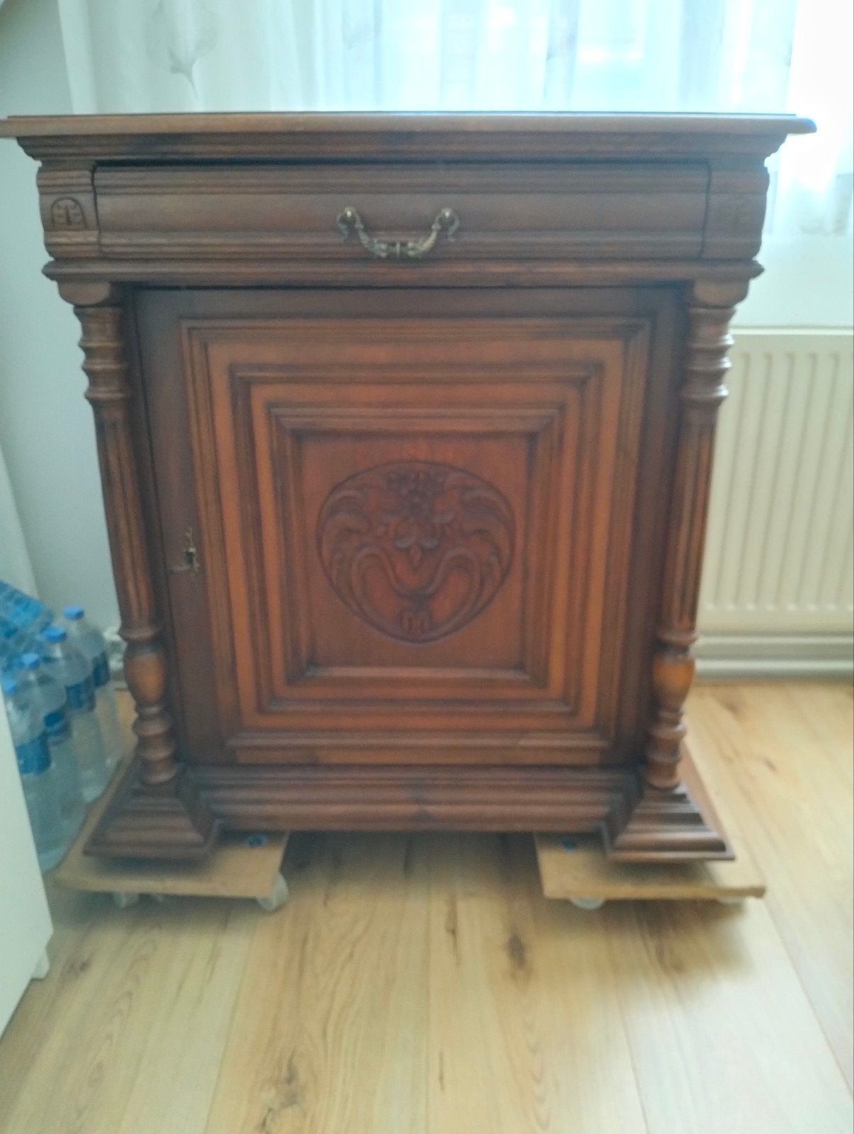 Antieke Franse commode met lade en gesneden deur, Ophalen of Verzenden