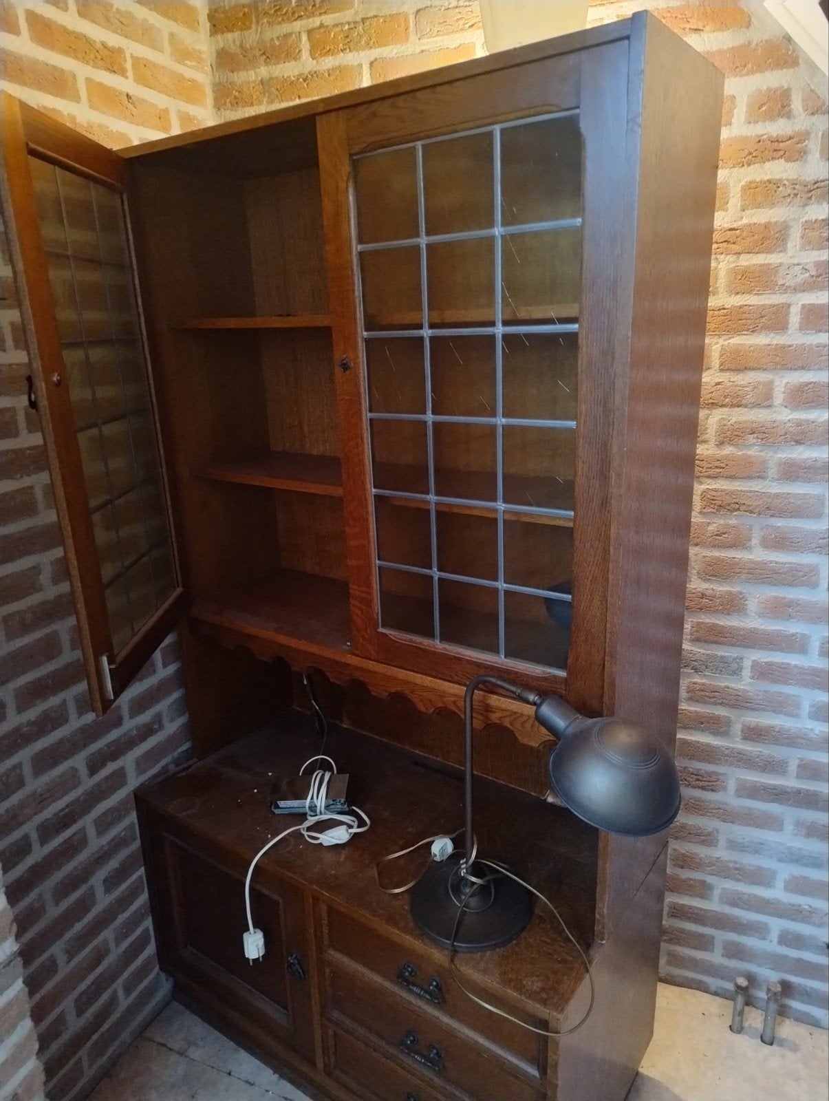 Antieke vitrinekast met glas-in-lood deuren, Ophalen, Gebruikt, 100 tot 150 cm, Klassiek, Antiek