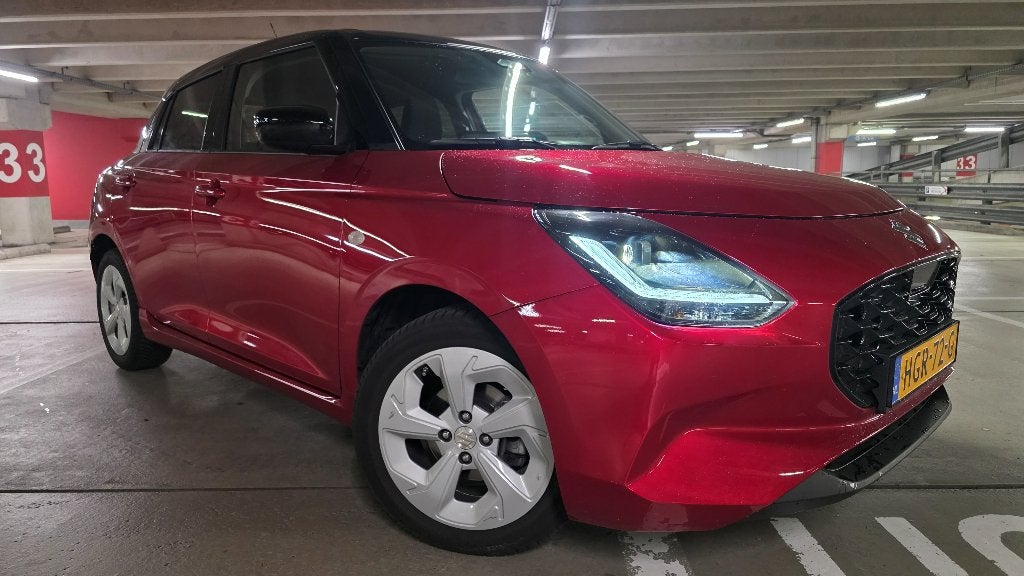 Suzuki Swift 1.2 Smart Hybrid 2025 Rood BTW, Auto's, Suzuki, Stof, 400 kg, Swift, Origineel Nederlands
