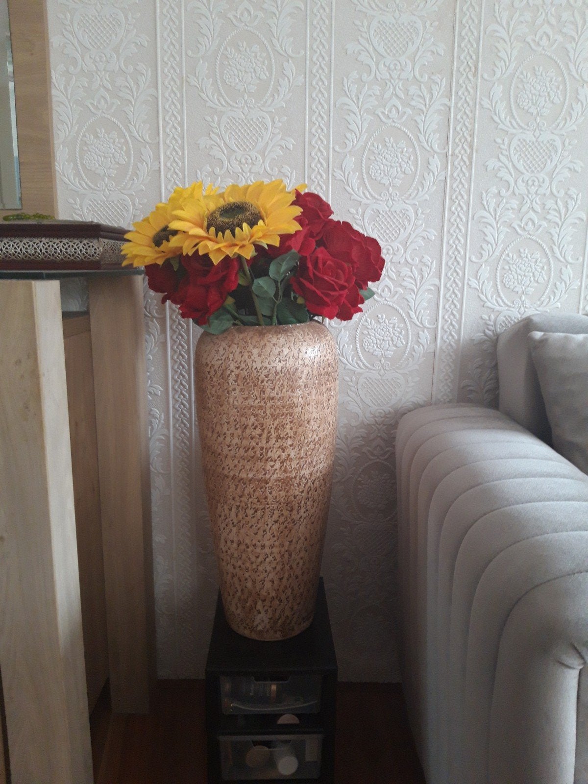 Grote decoratieve vaas met kunstbloemen, Huis en Inrichting, Ophalen, Overige materialen, Beige, Inclusief decoratie