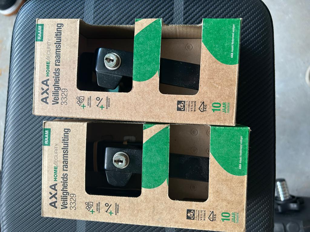 AXA Veiligheids Raamsluiting 3329 Zwart - Nieuw in Doos, Ophalen of Verzenden, Nieuw, Overige materialen, Schuif of Grendel
