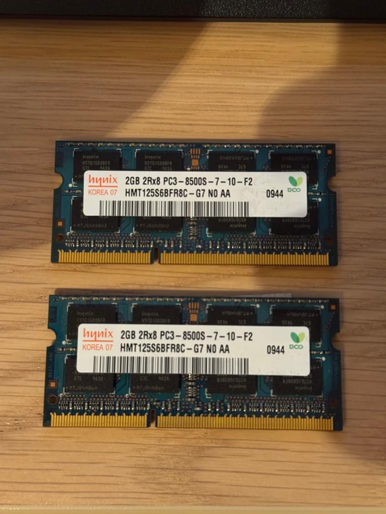 Hynix 2GB DDR3 RAM PC3-8500S Laptop Geheugen (2 stuks), Gebruikt, DDR3, Ophalen of Verzenden, 2 GB