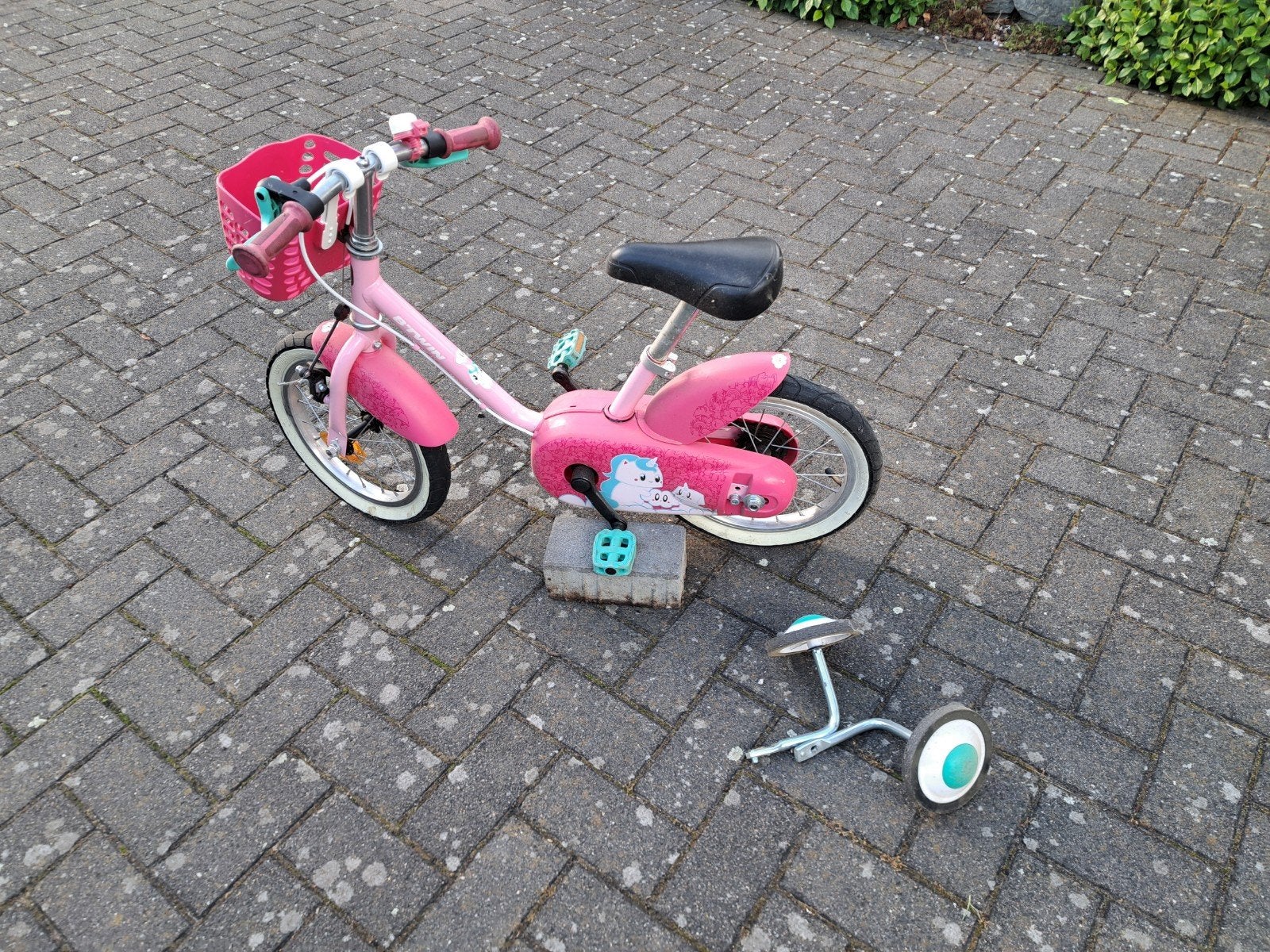 Roze B'Twin kinderfiets 16 inch met zijwieltjes, Fietsen en Brommers, Fietsen | Kinderfietsjes, Ophalen