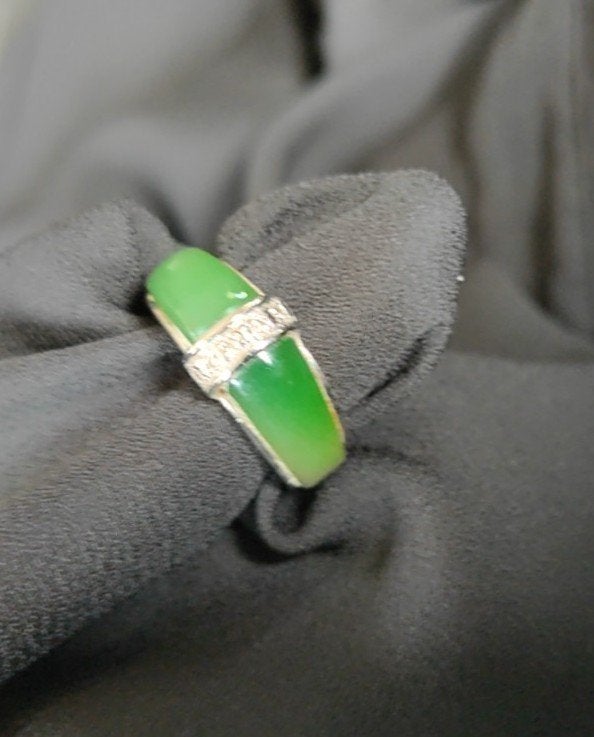 Bijzonder fraaie 14 krt gouden ring met Jade en diamanten, Sieraden, Tassen en Uiterlijk, Ringen, Gebruikt, Wit, Ophalen of Verzenden