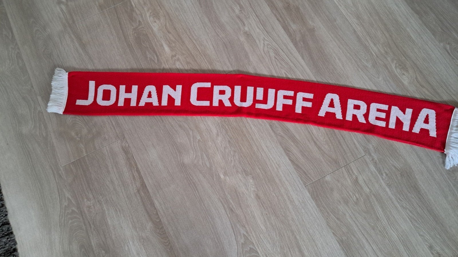 Johan Cruijff Arena sjaal - Rood met witte letters, Verzamelen, Ophalen of Verzenden, Zo goed als nieuw, Ajax, Vaantje of Sjaal
