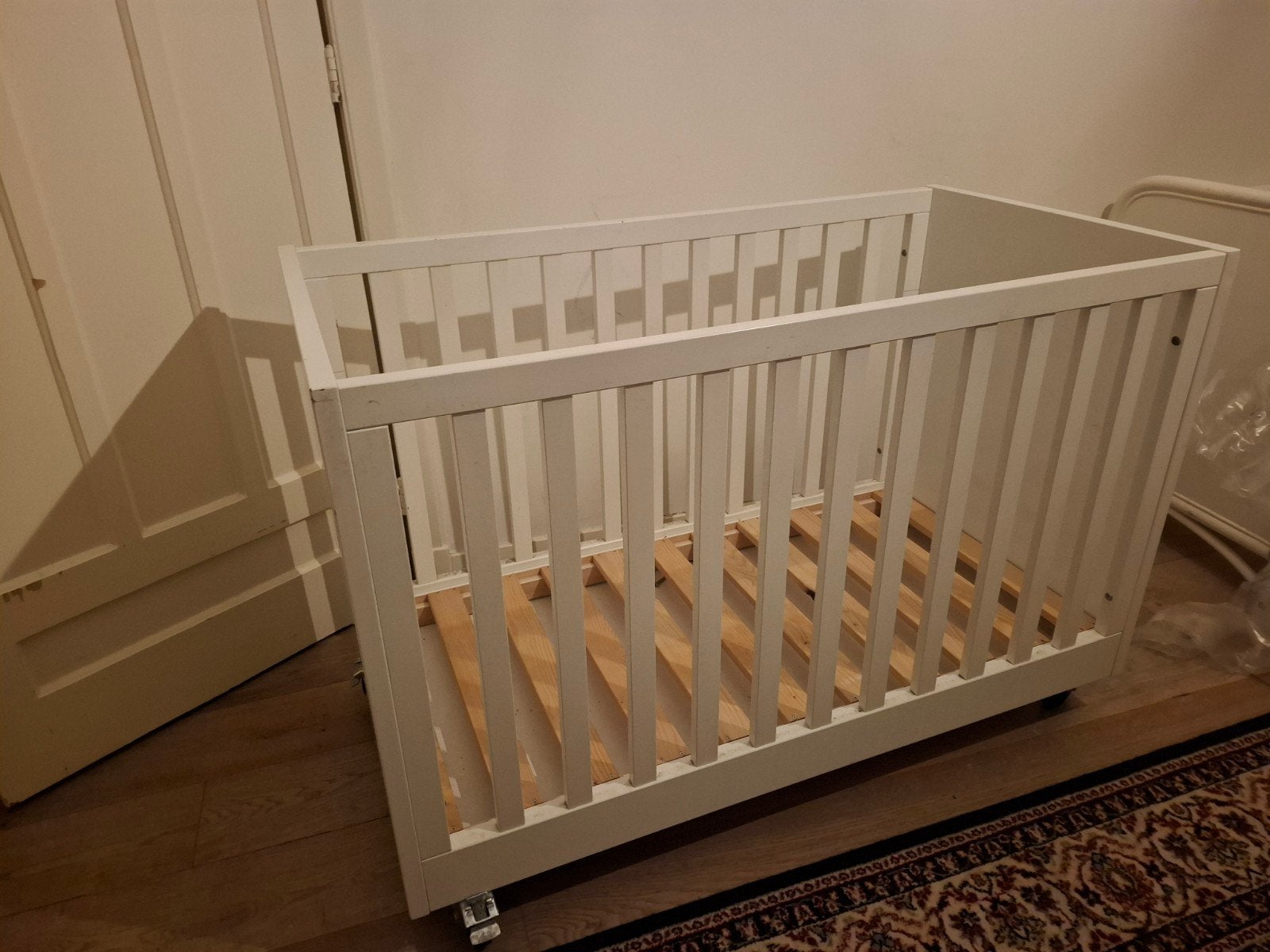 Wit Ledikant met wielen en verstelbare hoogte, Kinderen en Baby's, Babywiegjes en Ledikanten, Gebruikt, Ledikant, Ophalen