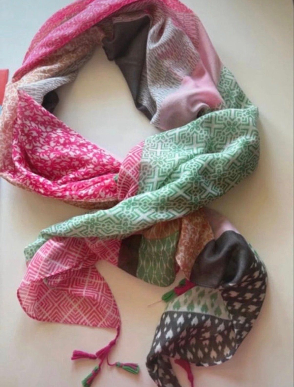 Sjaal roze groene tinten met leuke kwastjes 180x85cm, Ophalen of Verzenden, Zo goed als nieuw, Sjaal