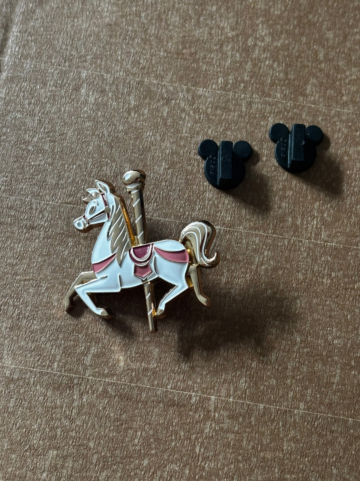 Disney pin MinnieMouse Attraction King Arthur Carousel Horse, Ophalen of Verzenden, Zo goed als nieuw