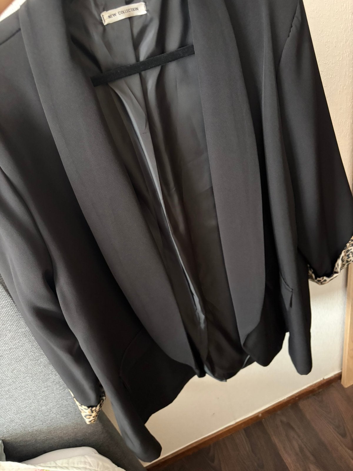 Nieuwe zwarte blazer met panter, Kleding | Dames, Ophalen, Nieuw, Maat 46/48 (XL) of groter, Zwart