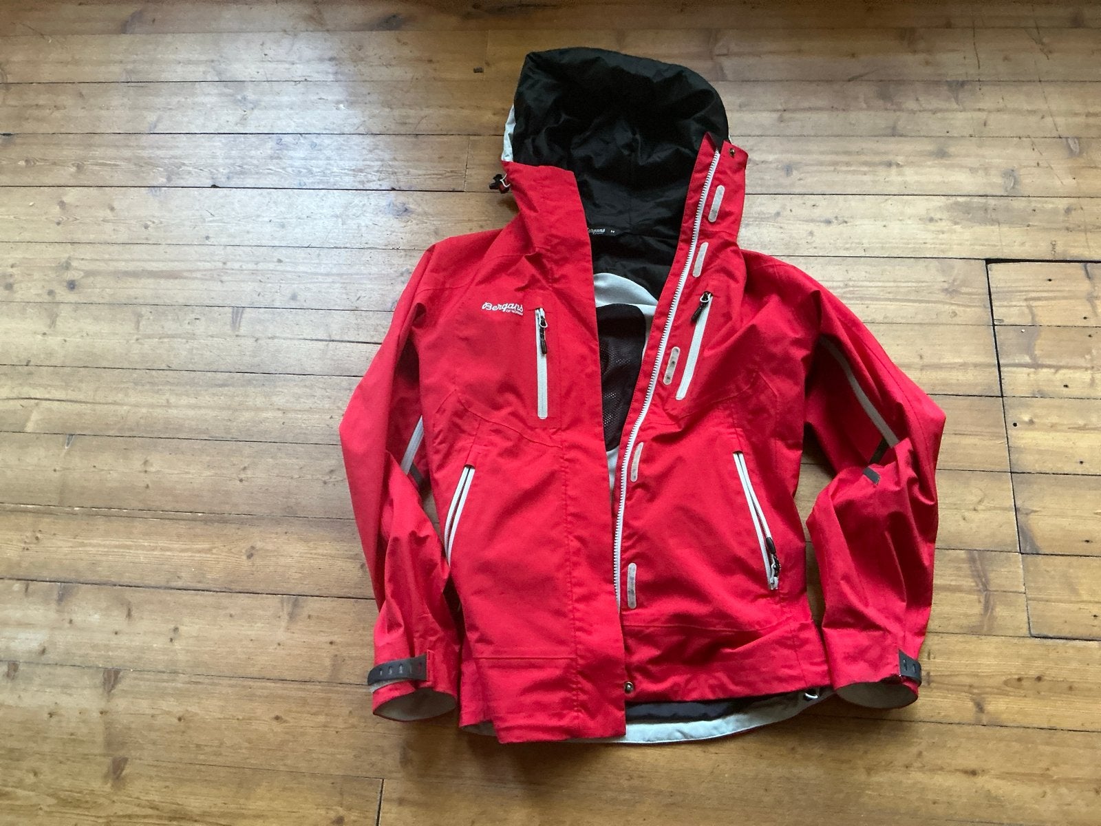 Bergans dames jack, M, Rood - Wind- en waterdicht, ademend, Verzenden, Zo goed als nieuw, Maat 38/40 (M), Jack