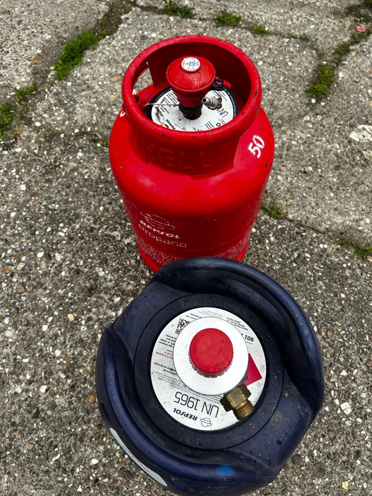 2x Spaanse/Portugese gasfles propaan met drukregelaar, Caravans en Kamperen, Kampeeraccessoires, Ophalen, Zo goed als nieuw