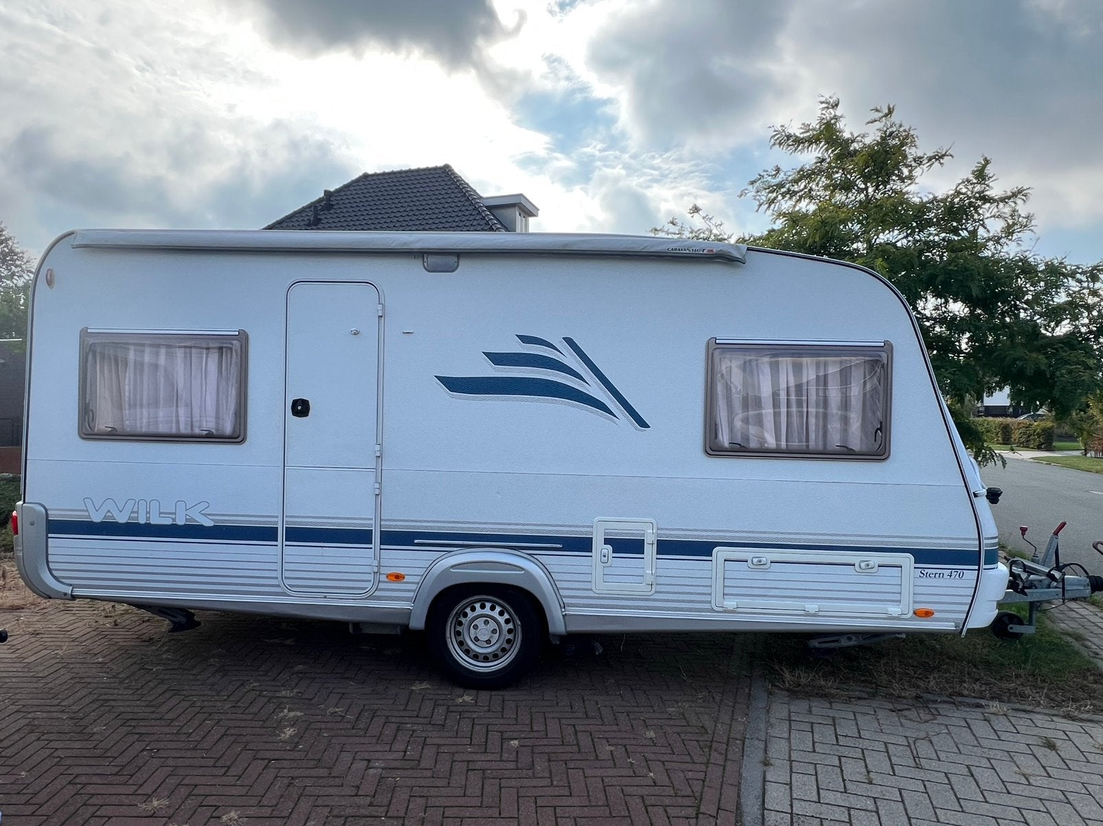 Nette caravan Wilk Stern 470 nieuwe airco Isabella voortent, Caravans en Kamperen, Rondzit, Dwarsbed, Particulier, 4 tot 5 meter