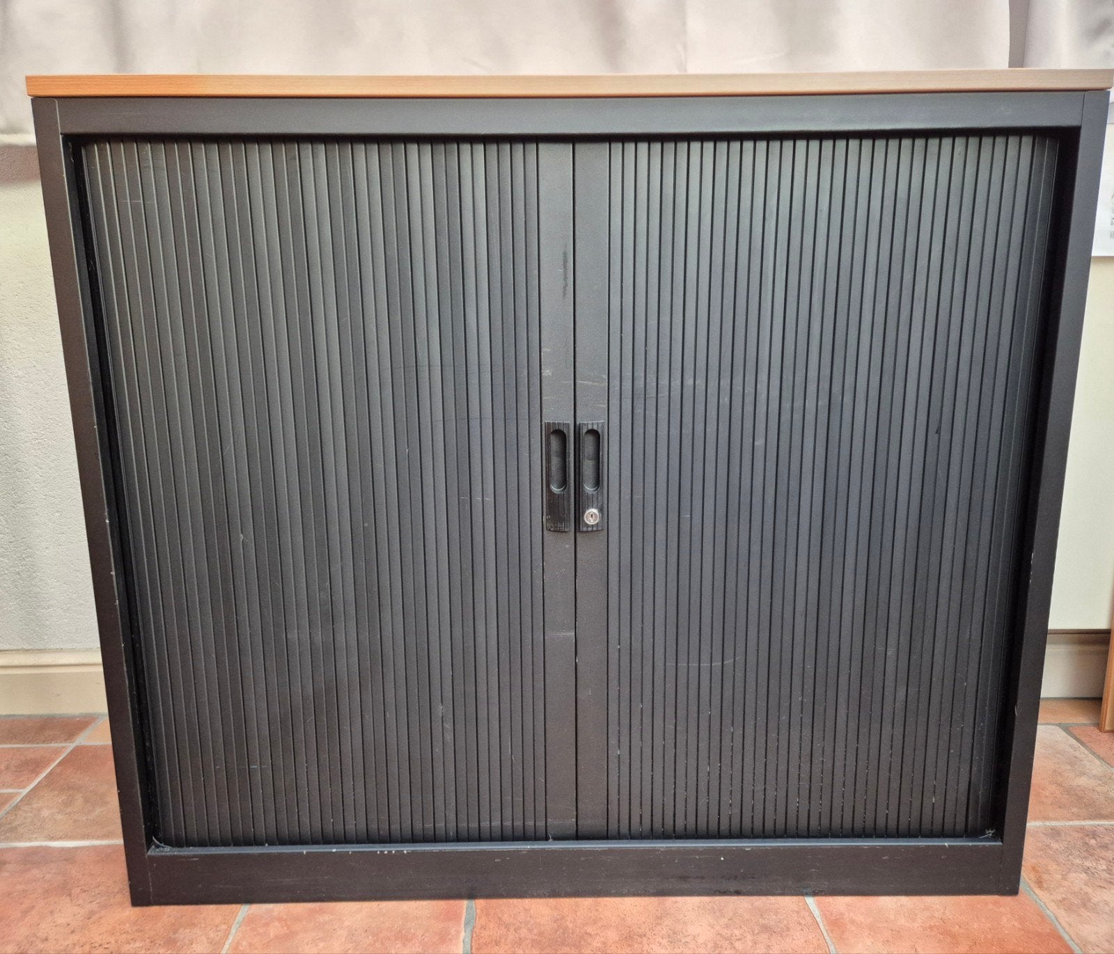 Archiefkast met roldeur en houten blad, Huis en Inrichting, Gebruikt, 100 tot 150 cm, 100 tot 150 cm, Modern kantoor