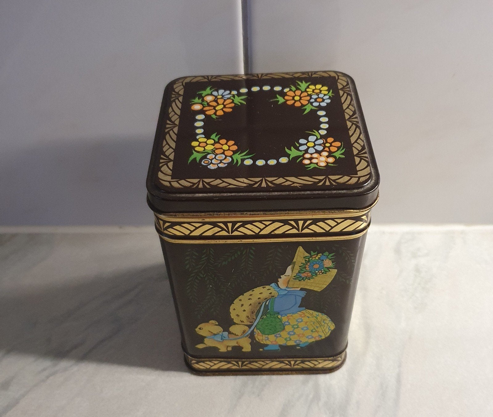 Blik meisje met hond, bloemen, 15x10x10 cm, Verzamelen, Blikken, Ophalen of Verzenden, Zo goed als nieuw, Overige