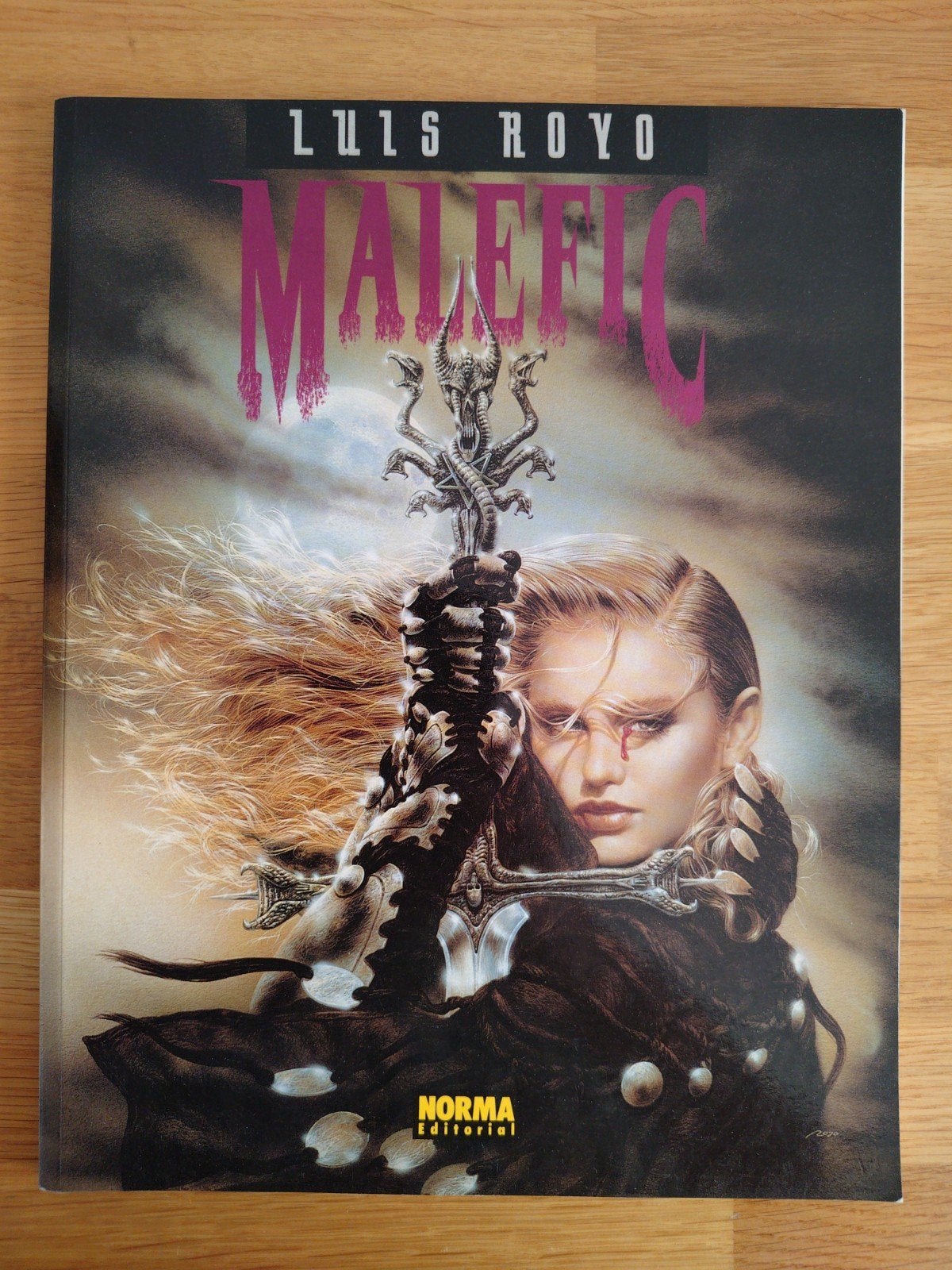 Boek, Luis Royo, Malefic, Ophalen of Verzenden, Gelezen