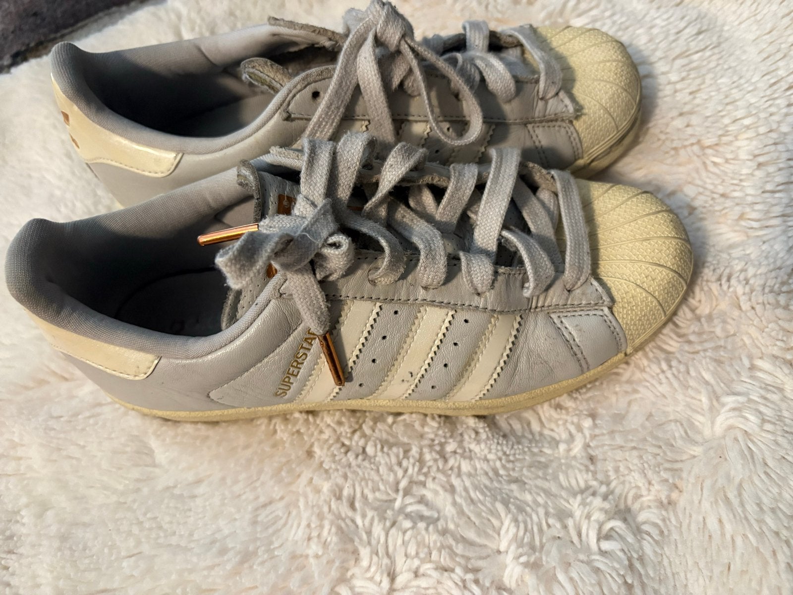 Adidas Superstar sneakers maat 36 1/2, Kleding | Dames, Schoenen, Ophalen, Gedragen, Grijs, Sneakers of Gympen