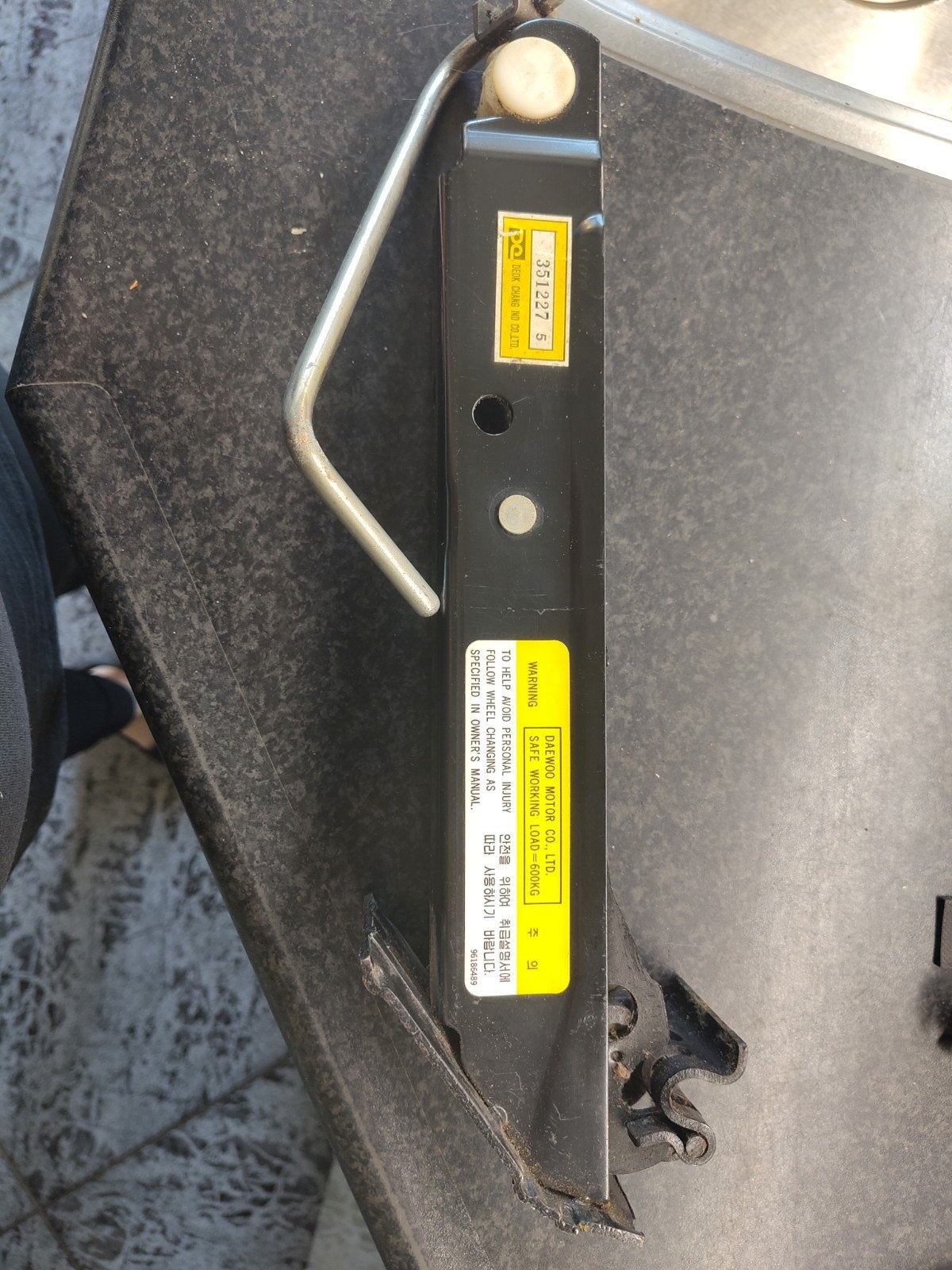 Daewoo Schaarkrik / krik 600KG, Ophalen of Verzenden, Gebruikt, Mechanisch, Schaarkrik