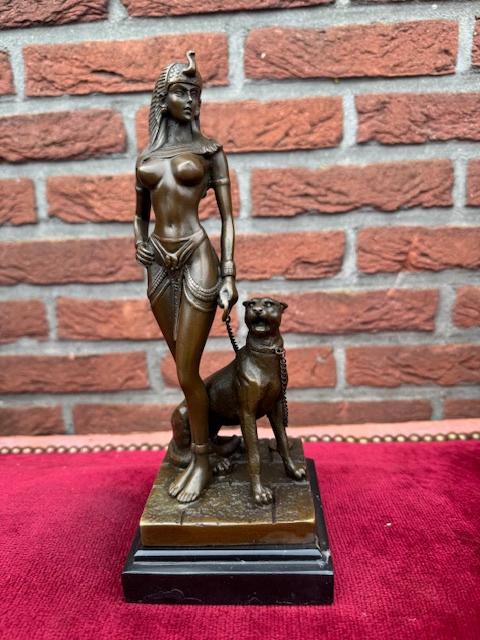 bronzen beeld van Cleopatra en haar luipaard, licht erotisch, Antiek en Kunst, Ophalen of Verzenden, Brons