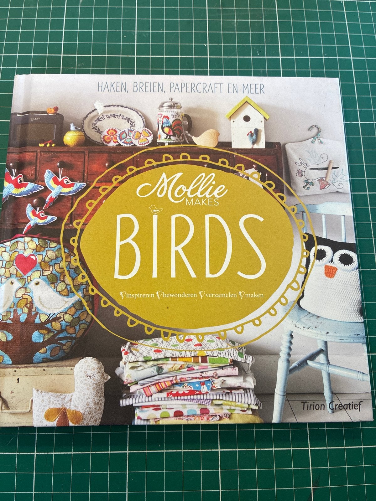 Mollie Makes Birds: Haken, Breien, Papercraft en Meer, Ophalen of Verzenden, Gelezen, Overige onderwerpen