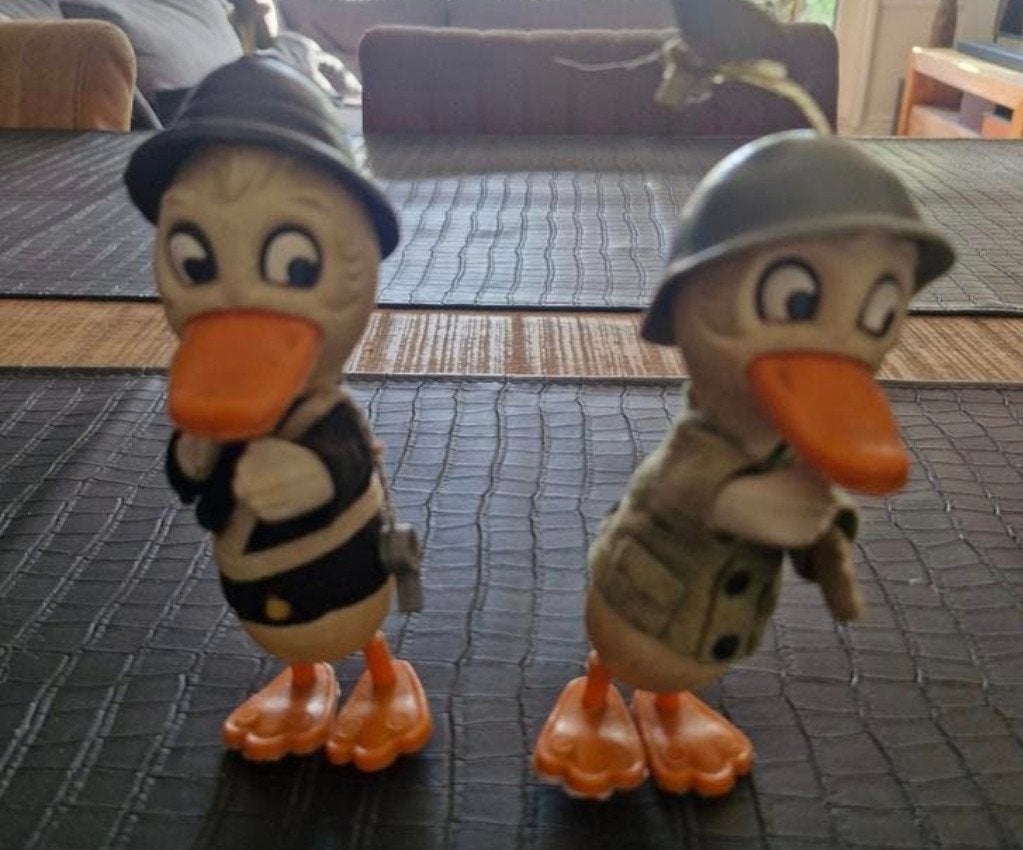Set van 2 vintage plastic Donald Duck figuren, Verzamelen, Ophalen, Donald Duck, Zo goed als nieuw, Beeldje of Figuurtje