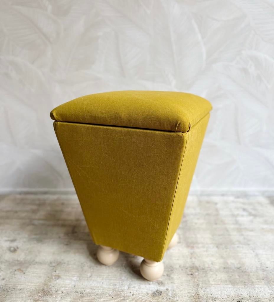 Vintage opbergpoef opnieuw gestoffeerd., Minder dan 50 cm, Ophalen of Verzenden, Zo goed als nieuw, X