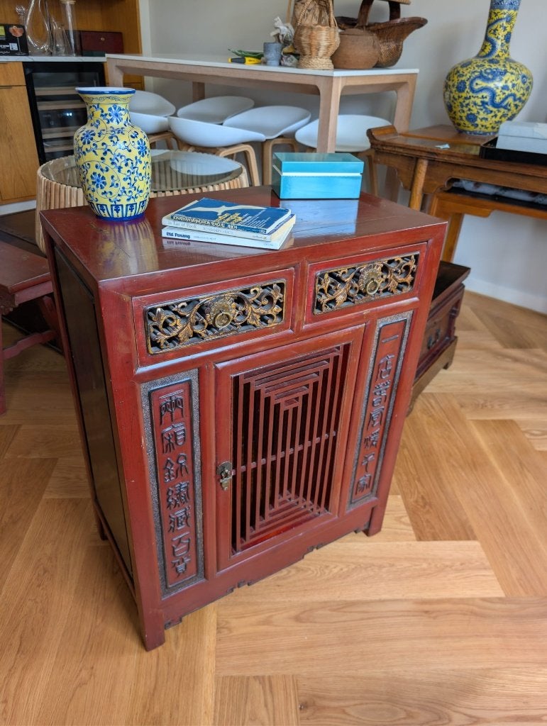 Antique Red Lacquer Cabinet, Ophalen